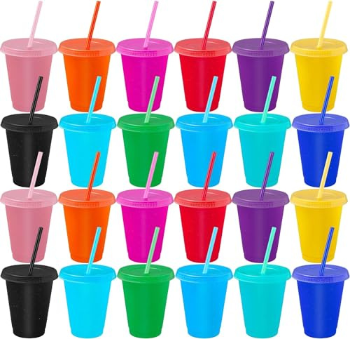 Confezione da 24 bicchieri con coperchio e cannucce, da 470 ml, riutilizzabili, portatili, da viaggio, in plastica, per caffè freddo, per adulti e bambini, per feste di compleanno (colori assortiti)