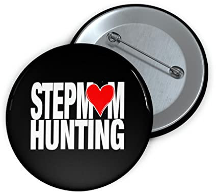 Humorvolle Pinback Button Pin Badge Spruch Stiefmutter Jagd Humor Papa Vater Neuheit Frau Ehemann Männer Frauen, farbe, 6 cm