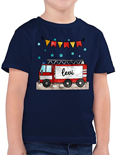 Geschenk mit Namen personalisiert by Shirtracer - Kinder T-Shirt Jungen - Feuerwehrauto Motiv I Leiterwagen Geschenk Feuerwehr I Löschzug