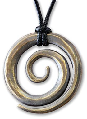 Baldur Jewelry Gehämmerte Sonnenrad-Kette mit 8 Speichen | Handgehämmerter Anhänger mit Sonnenkreuz und acht Speichen, inspiriert von Sonnenrad und Dharmachakra.