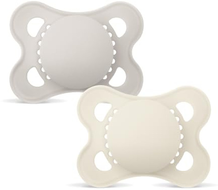 MAM Schnuller, 2-6 Monate, mit symmetrischem Sauger, flach und flexibel, aus Skin Soft Silikon, leicht anzunehmen, mit selbststerilisierender Box, Original, neutral matt, 2 Stück, Tag