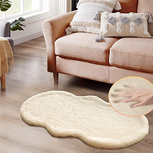 ORINOVA Tapis Chambre Beige 60x120 cm Fausse Fourrure Lavable Descente De Lit Tapis Moelleux Salon Doux Poil Ras Fluffy Rug