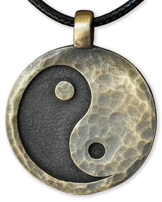 Baldur Jewelry Wikinger-Wölfe Yin-Yang-Kette aus Messing | Zwei Wölfe bilden ein Yin-Yang-Symbol; Messinganhänger im Runenstil mit 56 cm langer Kette für Damen und Herren.