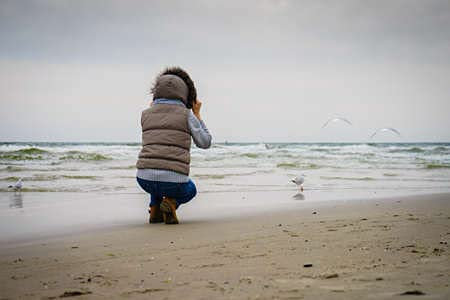 adrium Acryl-Bild 90 x 60 cm: Entspannung und Freizeit. Frau, die auf Strand geht. Weiblicher Tourist entspannen sich in der Nähe des Wasserplatzes auf der Na(95109639)