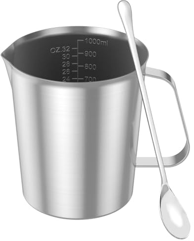 Messbecher Edelstahl 1000 ml mit Feinskala, Rundumschüttrand und Griff | Kanne Edelstahl mit Rührlöffel, Spülmaschinenfest & BPA-frei, Messkanne für Zuhause Küche Restaurant Bar Café Treffpunkt