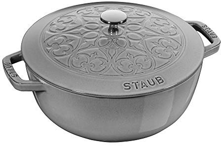 Staub Essentieller französischer Ofen aus Gusseisen, 3,75 qt, mit Lily-Deckel, Graphitgrau, hergestellt in Frankreich