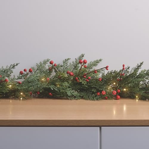 Lights4fun Beleuchtete Girlande mit künstlichem Tannengrün & roten Beeren | traditionell & klassisch | mit warmweißen LEDs | batteriebetrieben & mit Timer | Weihnachten Winter | Länge 150 cm
