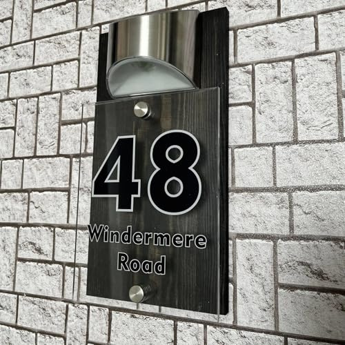 Plaque de maison en bois personnalisée avec lumière LED - Plaque numéro de porte avec nom de famille - Numéros de maison solaires personnalisés pour l'extérieur - Couleur bois foncé
