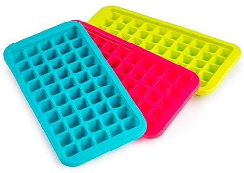 Tradineur - Pack de 3 cubiteras de plástico, molde para 50 cubitos de hielo pequeños, fácil extracción, cóctel, whisky, fabricado en España (Color aleatorio - 25 x 13 x 2,5 cm)