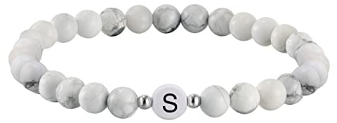Kim Johanson Partner Perlenarmband mit Buchstabe aus Howlith Stein für Pärchen I Naturstein Freundschaftsarmband in Weiß I Geschenk für Paare mit Gravur I Für Frauen und Männer inkl. Schmuckbeutel