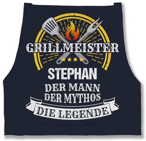Geschenk mit Namen personalisiert by Shirtracer - Schürze - Grillschürze Herren Männer - Grillmeister Mythos Die Legende mit Name I Vatertag I Geburtstag I Lustig Geschenk Witzig Grillen