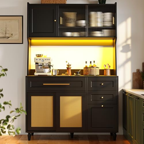 TOBIDOEN Armadio a buffet alto con porta scorrevole in vetro e rattan, 120 x 45 x 195,5 cm, mobile da cucina con piano di lavoro, tre cassetti e ripiani regolabili, credenza multiuso