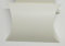KEILEOHO 150 Stück Kissenschachtel Kraftpapier Weiß mit Juteschnur, 13 x 8,8 x 3,5 cm Kleine Kissen Geschenkboxen für Hochzeit, Geburtstag, Festival, Party