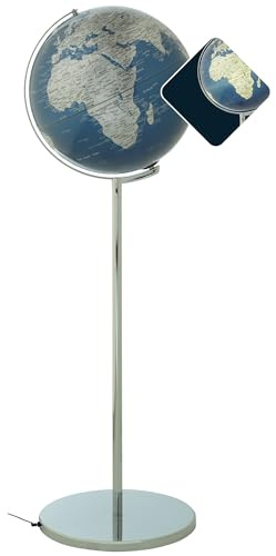 TROIKA Standglobus beleuchtet Ø 43 cm, Höhe 1,32 m SOJUS LIGHT Globus metallic blaue Meere & silberne Landflächen mit Kartenrelief und Licht verchromter Metallfuß weicher Filzboden bewegliche Achse