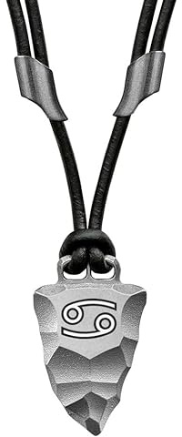 Element of Gods Titan-Anhänger Faustkeil mit Sternzeichen nach Wahl – Maskuline Herren-Halskette aus schwarzem Lederband und robustem Titan – Astrologie Schmuck & Zodiac Geschenk für Männer