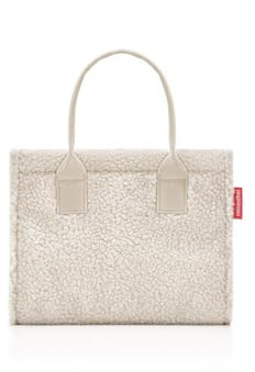 reisenthel daily shopper XS in teddy sand – Die kleinere Version unseres modernen, stromlinienförmigen Shoppers – eine praktische rechteckige Crossbody-Handtasche.