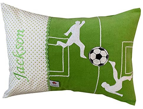 Glückspilz Namenskissen Babykissen I Fussball-Platz Fußball-Feld I mit Namen personalisiert I Geschenk zu Geburt, Taufe oder Geburtstag I Grün (40 x 60 cm)