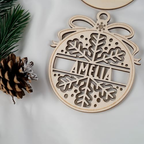 KIDSMOOD Personalisierte Weihnachtskugel aus Holz für Kinder und Familie - Christbaumschmuck aus Holz mit individuellem Namen - 2er Set