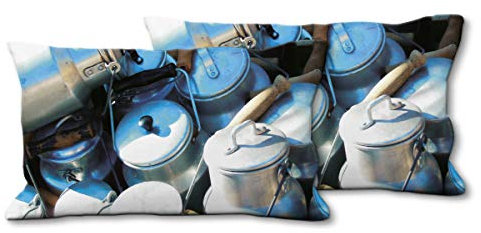 Glücksvilla - Künstler-Foto-Kissen-Hüllen - Kissen-Bezüge Set (2 STK.) 80 x 40 cm, Zierkissen - Deko-Kissen. Motiv: Milchkannen 1 - Küche Milch Geschirr Kuh Bauernhof Fotografie