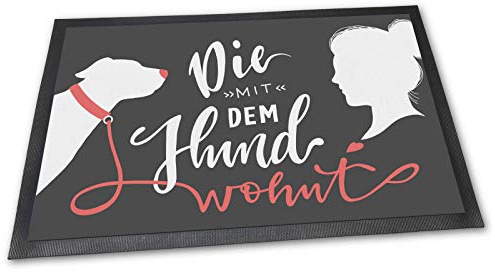 Fußmatte mit lustigem Spruch - Die mit dem Hund wohnt - Geschenkidee für die Hundebesitzerin - gummierte Rückseite, rutschfest - 60 x 40 cm