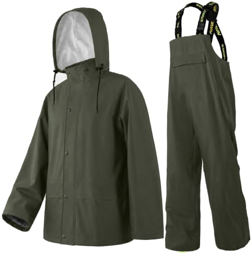 Navis Marine Tuta Antipioggia Impermeabile per uomo - Giacca e Salopette da Pioggia con Cappuccio Rimovibile, Abbigliamento da Lavoro in PU Robusto per Edilizia, Industria, Pesca(Green,M) | Giacca con cappuccio e pantaloni con bretelle, cuciture sigillate, patta antivento, bretelle regolabili, tasche con patta