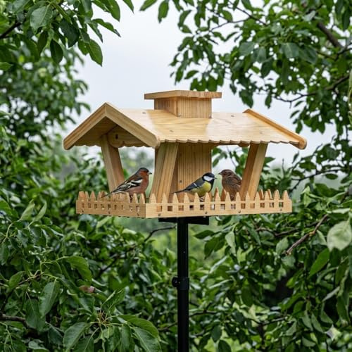 SAZAEMU Vogelfutterhaus mit Ständer Wetterfest - Bis 2m Vogelhaus Echtholz Großer Vogelfutterspender mit Metallgestell für Garten & Hof, XL (44x40x26 cm) 1,5L Unabhängiges Futtersilo
