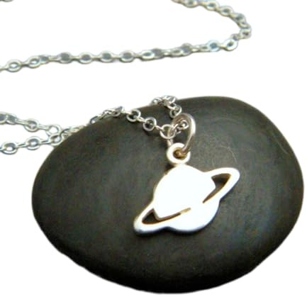 LKBEADS 925 Sterling Silber Saturn Halskette Kleiner Planet mit Ring Anhänger Zierlicher Weltraum Wissenschaft Astronomie Geekery Schmuck schrulliger Anhänger | mit 45,7 cm langer Kette | versilbert |