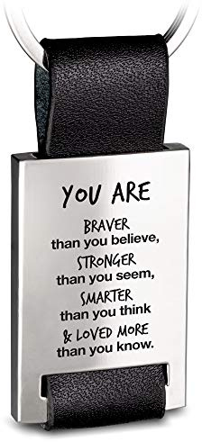 FABACH Leder Schlüsselanhänger mit Gravur - Gravierter Auto Glücksbringer Anhänger - Motivation für Ihren Lieblingsmensch - You are braver, stronger, smarter & loved more than you know