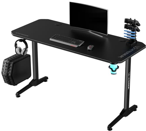 ULTRADESK Frag | Ergonomischer Gaming-Schreibtisch mit großer Arbeitsfläche & XXL-Pad, 2 Kabeldurchlässe | Gut für Home Office, Fach für Steckdosenleisten | Stahlrahmen, Schwarzes Pad, 140x66 cm