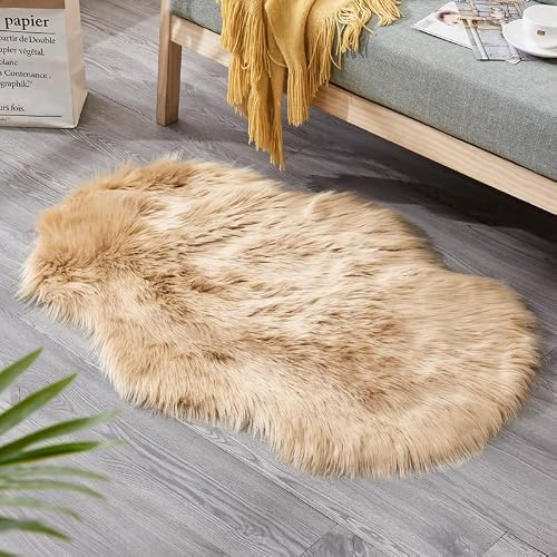 Xiyocadt 60 x 90 cm Faux Lammfell Schaffell Teppich, Longhair Flauschiger Teppich Wohnzimmer Deko, Modern Bodenmatte Sofa Matte Kunstfell Dekofell Unregelmäßig Bettvorleger Wolle (kaqi,60 x 90 cm)