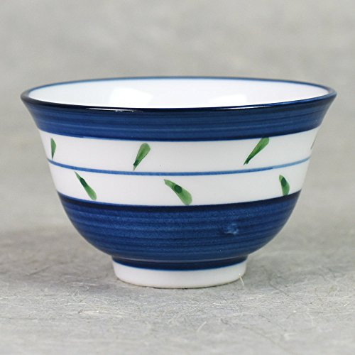 Teeschale Hanatsunagi, japanische Teeschale mit schlichter Bordüre