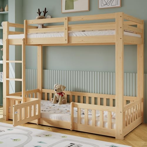 Merax Hochbett für Kinder 90x200cm, Etagenbett mit rechtwinkliger Leiter & Zäune & Türchen, Kinderbett aus Holz mit Rausfallschutz und Lattenrost, Spielbett für Mädchen & Jungen, Massivholz, Natur