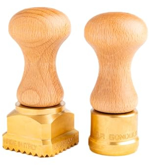 La Gondola Set mit 2 Hausgemachten Ravioli-Stempeln - Rund Glatt 38mm & Quadratisch Gewellt 45x45mm | Robust Pasta-Werkzeuge | Messing & Naturholz | Ravioli Ausstecher Made in Italy