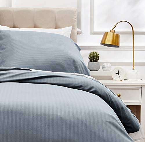 Amazon Basics Set copripiumino singolo deluxe in microfibra, 2 pezzi, con copripiumino 135 x 200 cm e 1 federa da 80 x 80 cm, grigio scuro, a righe