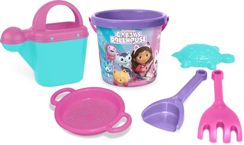 Wader 82153 - Gabbys Dollhouse Sandspielzeug Set mit 1 L Eimer, Gießkanne, Sieb, Schaufel, Rechen und Sandform, 6-teilig, für Kinder ab 12 Monaten, geeignet als Geschenk für kreatives Spielen