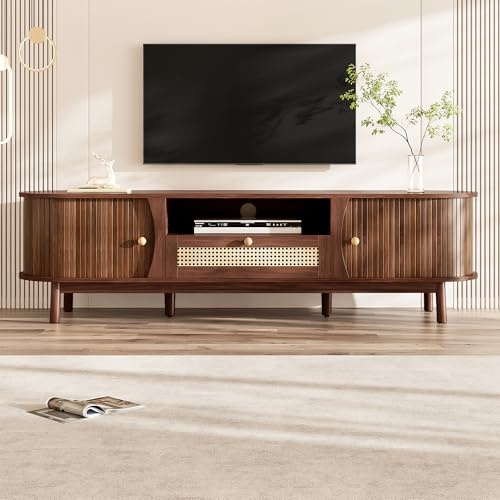 Terahanda Mueble de TV con puertas y cajones. Mueble de TV de ratán, puertas de madera maciza, solución de almacenamiento de estilo rústico, panel frontal bajo (nogal)