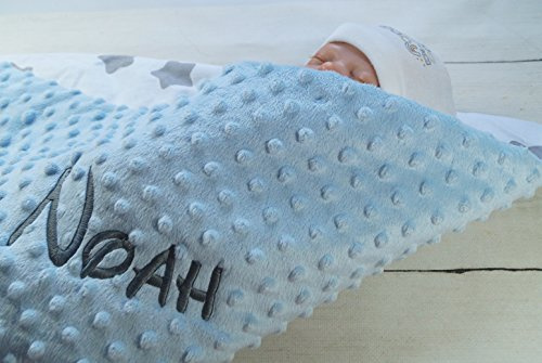 ★ Babydecke mit Namen und Datum bestickt ★ MINKY ★ Baumwolle ★ Füllung ★ (75 x 100 cm, Hellblau - Sterne) (900110)