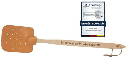 Neustanlo | Fliegenklatsche aus Buchenholz und Leder | mit Spruch | Bei Mir hast du Keine Chance!!! | extra stark | mit Holzstiel und Lederband | 47,5 cm | ideal für Fliegen, Mücken und Insekten