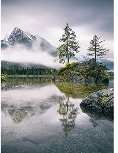 Berg Fototapete im Hochformat | Schlafzimmer und Büro Bildtapete mit Bergpanorama mit Nebel und Felsen | 3D Tapete mit Landschaft in Grau Blau