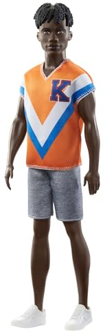 Barbie HPF79 - Ken Fashionistas-Puppe (gedrehtes schwarzes Haar), trägt EIN poppiges Outfit aus sportlichem Pulli und Shorts, Puppen Spielzeug ab 3 Jahren
