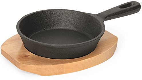 getgastro Runde Mini Servierpfanne aus Gusseisen - mit Holzuntersetzer, Griff mit Aufhängeöse/Ø 13 cm, Höhe: 3,8 cm