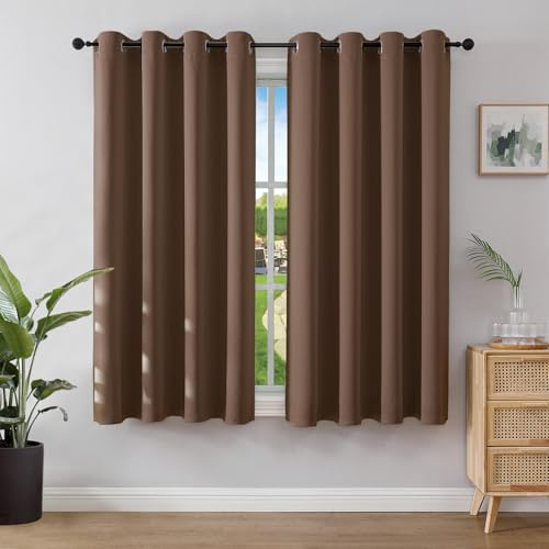 Joydeco Ogenomskinliga gardiner med öljetter i set om 2, mörkläggningsgardin, termisk gardin, värmeskydd, öljettgardin för sovrum och vardagsrum (2 st, 137 x 117 cm (H x B), brun)