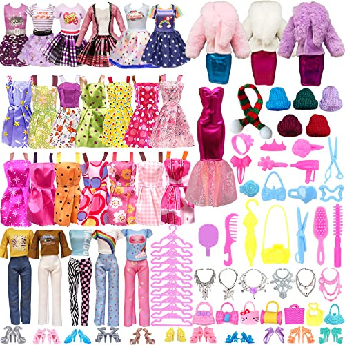 Xerteam 64pcs Puppenkleidungs und Zubehörset, 1 Langes Kleid, 2 Winterkleider, 10 Hosenträgerröcke, 1 Mantel, 2 Oberteile Hosen, 10 Schuhe, 10 Kleiderbügel, 28 Puppenzubehörteile für 11,5 Zoll Puppen