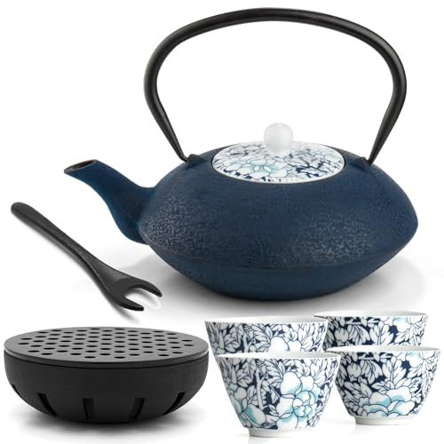 Bredemeijer Teekanne asiatisch Gusseisen Set 1.2 Liter - blaue Gusskanne mit Henkel & Edelstahl Tee-Filter Sieb-Einsatz für losen Tee & Porzellan Teebecher (4 Tassen) & Stövchen &Deckelheber
