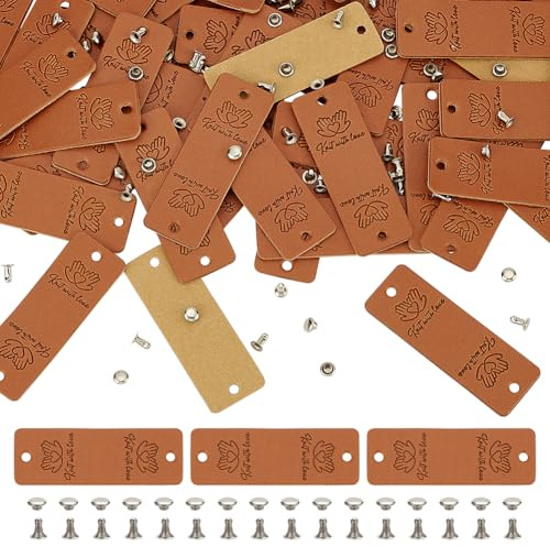 FINGERINSPIRE 48 Set PU Lederetiketten 5.7x2 x Cm Handmuster Handgefertigte Lederetiketten Für Häkelartikel Schokoladenfarbe Rechteckig Geprägte Häkelanhänger Mit Nieten Für Kleidung DIY Basteln