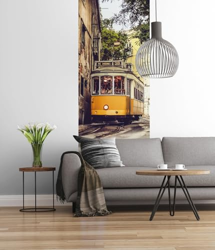 Komar Vlies Fototapete LISSABON | 100 x 280 cm | Tapete, Wand Dekoration, Portugal, Tram, Stadt, Urlaub, Schlafzimmer, Wohnzimmer | 161-DV1
