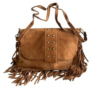 Bolso bandolera con flecos y tachuelas de ante italiano. Correa ajustable e intercambiable. Cierre de cremallera. Interior forrado con bolsillo incorporado. (Camel)