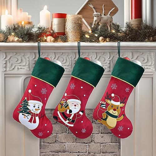 Ugiftcorner Weihnachtsstrümpfe, 3 Stück, rote Samt-Weihnachtsstrümpfe mit grüner Manschette, große Luxus-Weihnachtsstrümpfe für Familienfeiertagsdekorationen