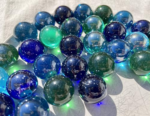 FAIRY TAIL & GLITZER FEE 30 Große Glaskugeln Blau Grün Bunt Mischung Handmade 27mm Murmeln Groß Murmel Dekokugeln Kugelbahn Pflanzendeko Glas Kugel