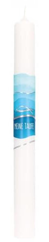 Taufkerze mit aufgelegtem Wachsmotiv – Meine Taufe. Lange Kerze für die Taufe mit silbernen Fisch auf blauen Wellen im Format Ø 4 x 40 cm. Brenndauer ca. 54 Stunden